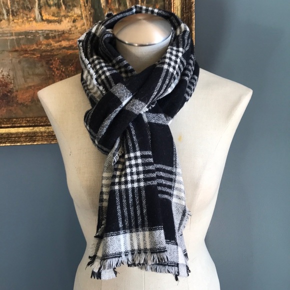 Lauren Ralph Lauren 100 % lambs wool black & cream plaid scarf with fringe trim - Picture 1 of 8